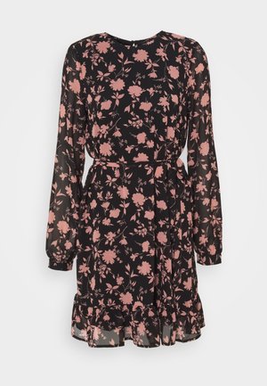 Robe noire à manches longues avec motif floral rose, encolure ronde, ceinture nouée à la taille et ourlet à volants.