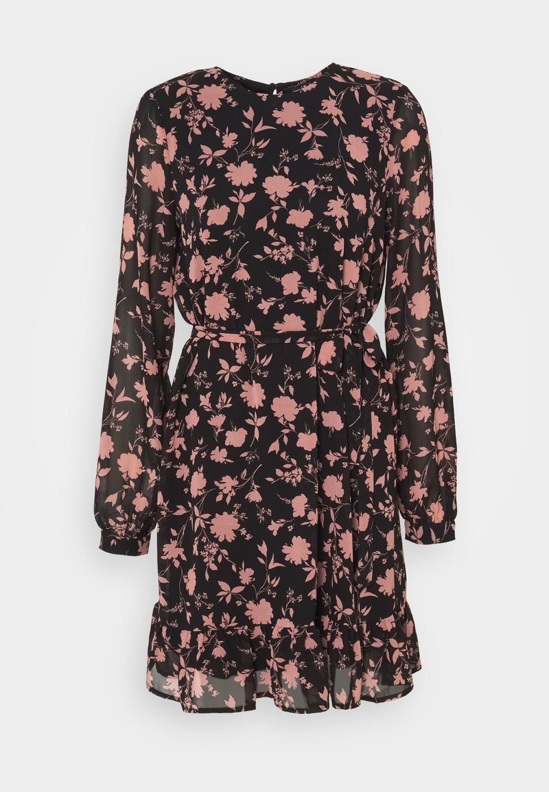 Robe noire à manches longues avec motif floral rose, encolure ronde, ceinture nouée à la taille et ourlet à volants.