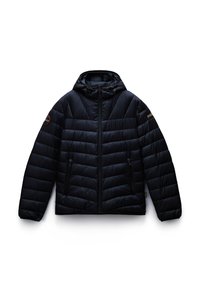 Giacca nera imbottita con cappuccio, caratterizzata da sezioni a cucitura verticale, tasche con zip e un'etichetta con logo sulla spalla sinistra.