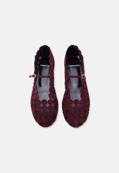 Ζευγάρι μπορντό Mary Jane φλατ με γεωμετρικό μοτίβο με διακοπές και λουράκι με αγκράφα, μαύρα πέλματα με την ετικέτα «Pierre Hardy».