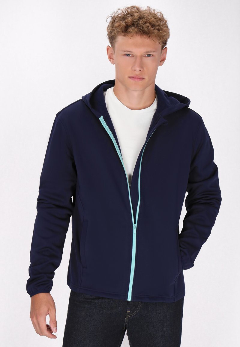 Felpa con zip di colore blu navy, con zip frontale in azzurro chiaro, maniche lunghe e cappuccio. Il tessuto morbido e le tasche laterali arricchiscono il design.
