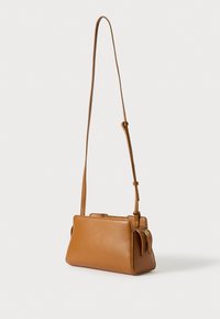 Brūns ādas crossbody soma ar taisnstūra formu, regulējamu siksnu un ar rāvējslēdzēja kabatu detaļu sānos. Gluda tekstūra.