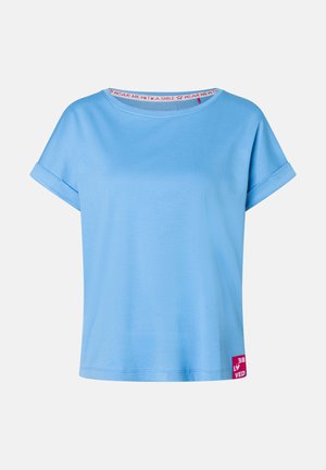 Hellblaues T-Shirt mit kurzen Ärmeln, aufgerollten Bündchen, rundem Ausschnitt und kleinem pinkfarbenem Etikett nahe dem Saum auf der linken Seite.