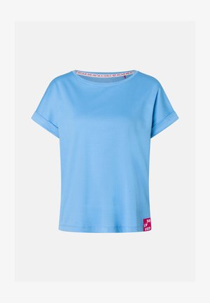 Hellblaues T-Shirt mit kurzen Ärmeln, aufgerollten Bündchen, rundem Ausschnitt und kleinem pinkfarbenem Etikett nahe dem Saum auf der linken Seite.