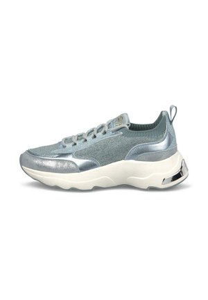 Sneaker azzurro chiaro e argento con tomaia in tessuto lavorato a maglia, suola bianca spessa, chiusura con lacci, linguetta sul tallone e dettaglio metallico sulla suola.