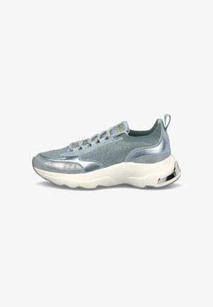 Lichtblauwe en zilveren sneaker met bovenwerk van gebreide stof, witte dikke zool, veter sluiting aan de voorkant, trek lus aan de hiel en metalen accent op de zool.