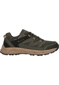 Zapato de senderismo impermeable en verde olivo y negro, con parte superior de malla, acentos beige, suela texturizada y puntera reforzada.