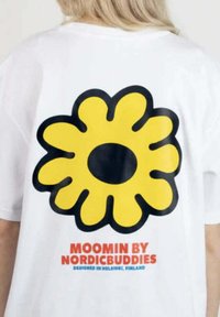 NordicBuddies MOOMIN MUUMIPEIKON KUKKA - Printtipaita - white