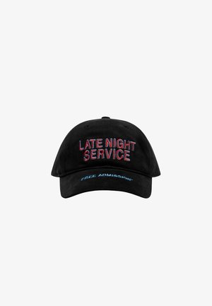 Casquette de baseball noire avec texte brodé en rouge et bleu : « LATE NIGHT SERVICE » à l'avant et « FREE ADMISSION » sur la visière.