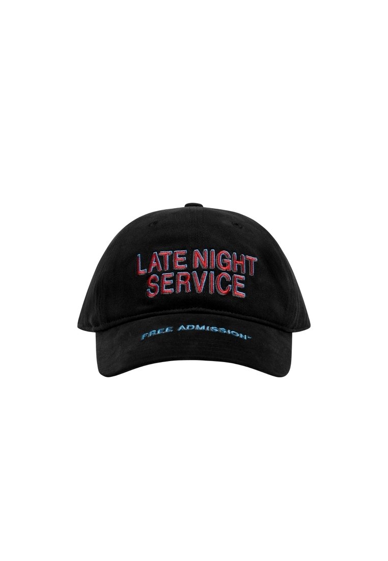 Casquette de baseball noire avec texte brodé en rouge et bleu : « LATE NIGHT SERVICE » à l'avant et « FREE ADMISSION » sur la visière.