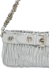 Grå læder clutch bag med rynket tekstur, sølvhardware og en flet kæde rem. Har øjer og en spænde detalje.
