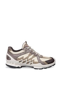 Бежова и кафява спортна обувка с бели връзки, етикет Gore-Tex, текстурирана подметка и геометричен разрез на страната.