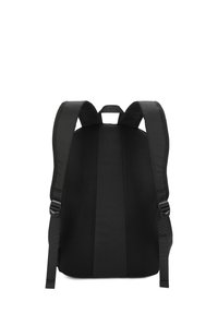 Sac à dos noir avec des bretelles rembourrées et réglables, et un panneau arrière en maille texturée pour la ventilation. Surface lisse, design simple, forme épurée.