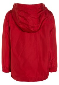 Rote Kapuzenjacke mit elastischen Bündchen und glatter, glänzender Oberfläche. Das Design umfasst eine Kapuze mit Kordelzug und einen schlichten Rücken.