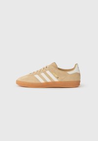 GAZELLE INDOOR UNISEX - Tossud - magic beige/core white/gum