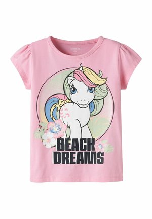Rosa Kurzarm-T-Shirt mit einem bunten Einhorn, tropischen Blumen und fettem Schriftzug "BEACH DREAMS" auf der Vorderseite.