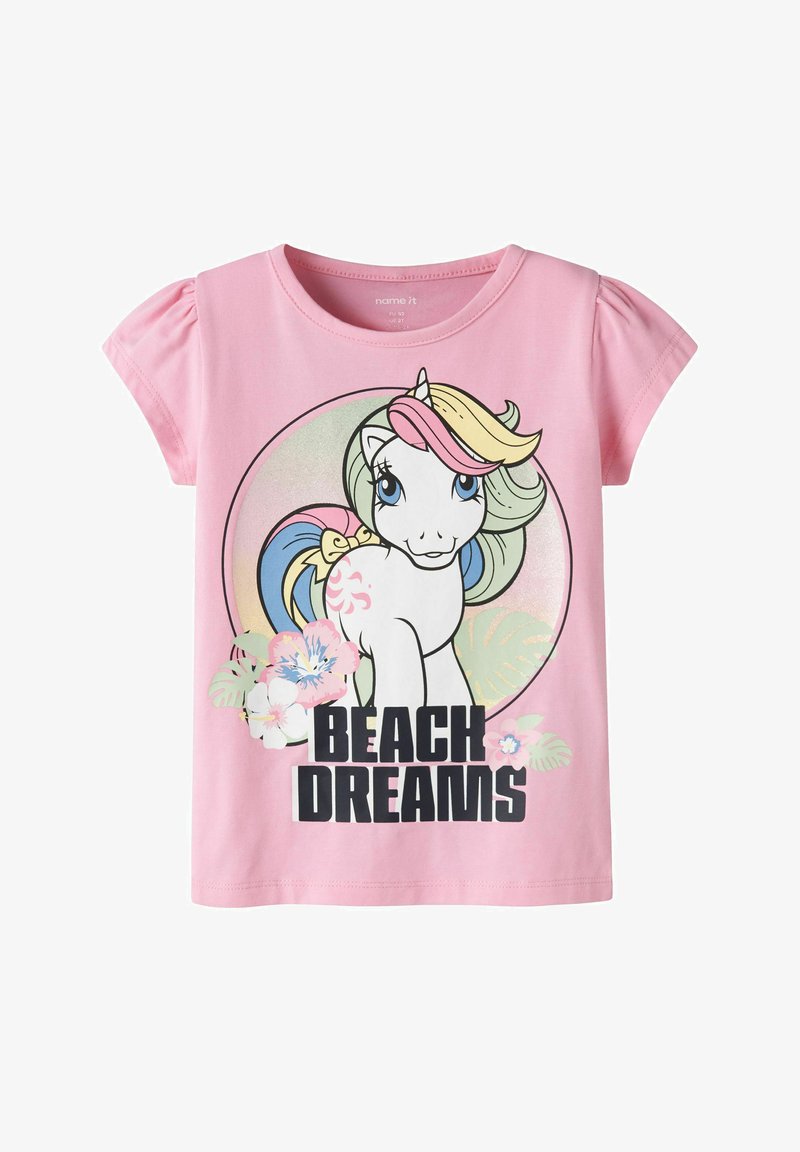 T-shirt rose à manches courtes avec une licorne colorée, des fleurs tropicales et un texte en gras "BEACH DREAMS" sur le devant.