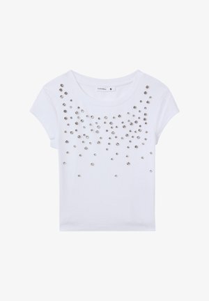 T-shirt bianco a maniche corte con una texture a coste, decorato con borchie metalliche argento sparse sul davanti.