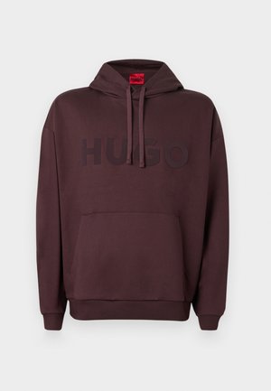 Ciemnobordowa bluza z kapturem z przednią kieszenią kangur, sznurkiem do regulacji kaptura, ściągaczami na rękawach oraz wytłoczonym logo "HUGO" na piersi.
