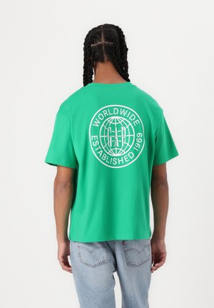 WORLDWIDE LOGO - Nyomott mintás póló - gallant green
