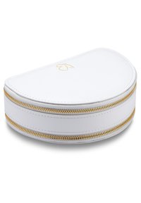 Neceser de cosmética de cuero blanco con un diseño curvado, cremalleras doradas y un logo de flor grabado en la superficie superior.