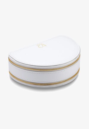 Neceser de cosmética de cuero blanco con un diseño curvado, cremalleras doradas y un logo de flor grabado en la superficie superior.