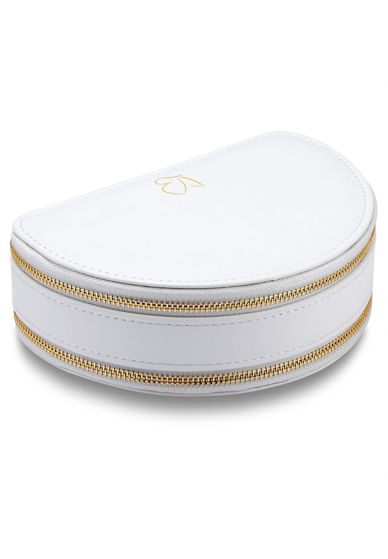 Neceser de cosmética de cuero blanco con un diseño curvado, cremalleras doradas y un logo de flor grabado en la superficie superior.