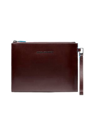 Pochette rectangulaire en cuir marron foncé avec fermeture éclair et bracelet amovible, sur fond blanc.