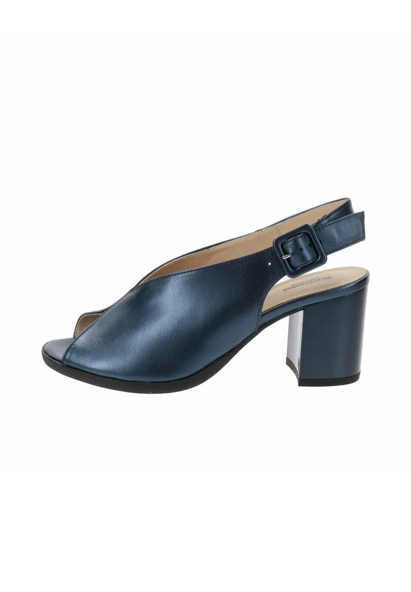 Zapato slingback de cuero azul con puntera abierta, que presenta una hebilla rectangular y un robusto tacón de bloque. Textura suave, diseño elegante.