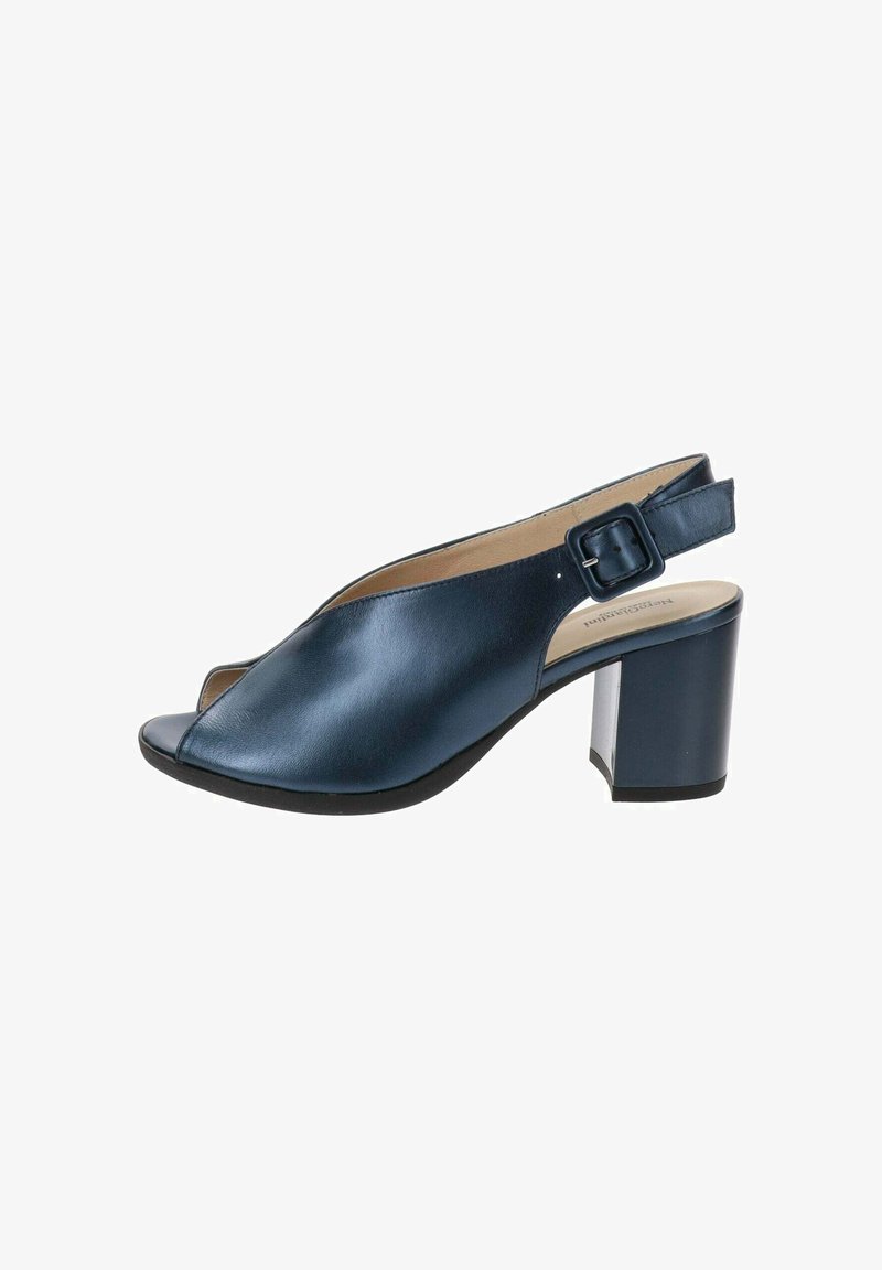 Zapato slingback de cuero azul con puntera abierta, que presenta una hebilla rectangular y un robusto tacón de bloque. Textura suave, diseño elegante.