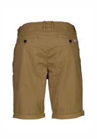 Shorts beiges avec un motif checké texturé, deux poches arrière et des accents de boutons. Ourlet replié et passants de ceinture visibles à la taille.