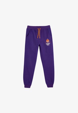 Paarse sweatpants met een oranje trekkoord, elastische boorden en zijzakken. Voorzien van een basketbalafbeelding en de tekst "BASKET BALL" op de voorkant.