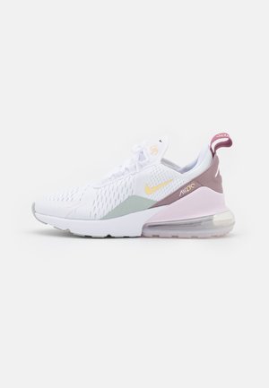 Baskets Nike Air Max 270 blanches et violet pastel avec le logo jaune, dessus en mesh et semelle à coussin d'air translucide sur fond uni.