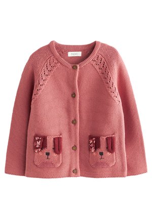 Cardigan bébé rose tricoté avec boutons en bois, détails en dentelle sur les épaules, et deux poches avant en forme de visages de chien avec des oreilles en tissu.