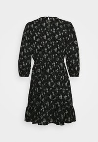 Vestido preto com padrão floral, mangas bufantes, cintura ajustada e bainha com babados. Feito de um tecido leve com pequenos poás.