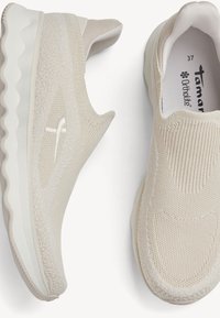 Beige Slip-On-Sneaker mit strukturiertem Strick-Obermaterial, gepolstertem Ortholite-Fußbett und welligem weißen Gummisohle. Größe 37.