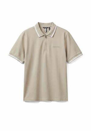 Beige poloshirt met korte mouwen, witte gestreepte kraag en manchetten, ritssluiting aan de voorkant en een subtiel geborduurd logo op de borst.