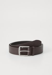 Ceinture en cuir marron avec une finition texturée, boucle en métal argenté et deux trous pour les langues. Les bords lisses et la pointe effilée complètent le design.