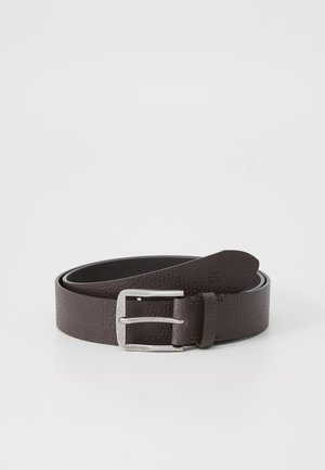 Ceinture en cuir marron avec une finition texturée, boucle en métal argenté et deux trous pour les langues. Les bords lisses et la pointe effilée complètent le design.