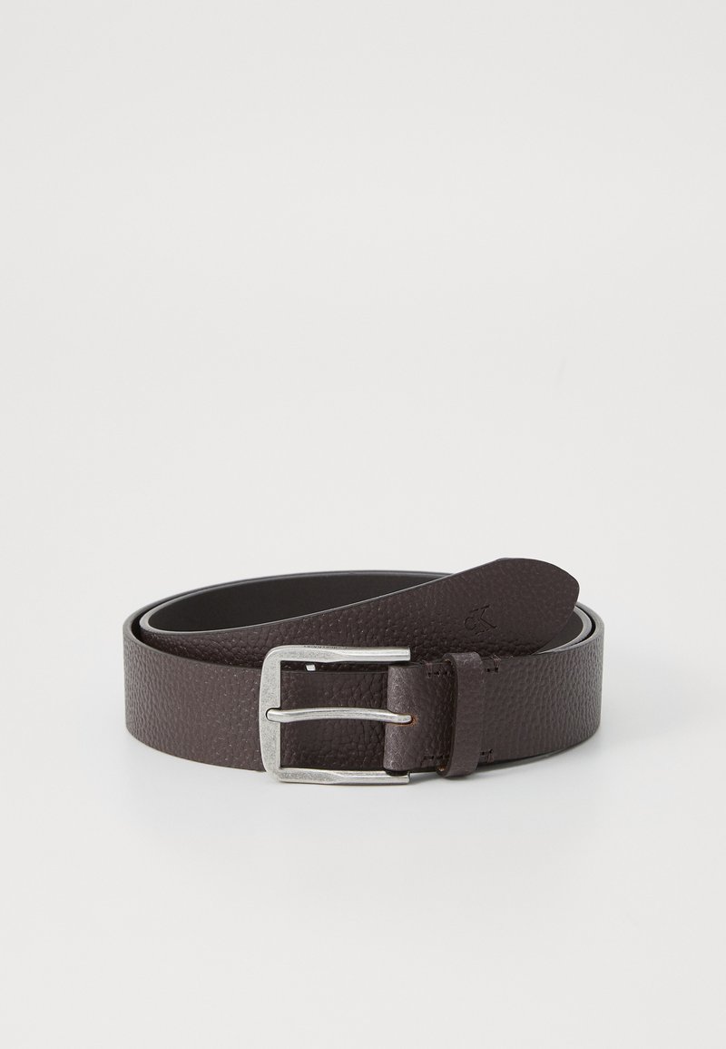 Ceinture en cuir marron avec une finition texturée, boucle en métal argenté et deux trous pour les langues. Les bords lisses et la pointe effilée complètent le design.