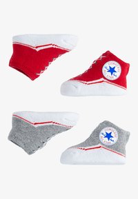 Calcetines de bebé de algodón rojos y grises, con estilo de zapatillas. Incluyen suelas blancas, costuras en contraste y un logo circular azul.