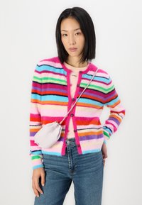 Multikleurige gestreepte cardigan van fuzzy materiaal, met levendige roze, blauwe, groene en oranje strepen, rond knopen en een casual pasvorm.