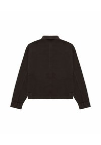 Czarna kurtka dżinsowa z długimi rękawami, zapięciem na guziki, kołnierzem i prostym krojem. Posiada detal szwu na plecach. Brak widocznych kieszeni.