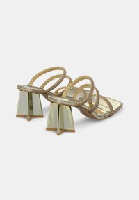 Goldene, Riemchen-High Heels mit quadratischer Spitze und auffälligen, reflektierenden, geometrischen Blockabsätzen. Texturierte Riemen verleihen dem eleganten Design Details.