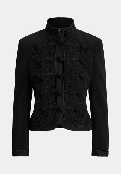 Μαύρο μπουφάν με ψηλό γιακά, διαθέτει διακοσμητικούς βρόχους και κουμπιά στο μπροστινό μέρος. Απαλή υφή με δομημένη εφαρμογή.