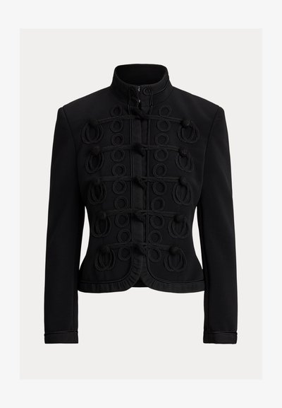 Μαύρο μπουφάν με ψηλό γιακά, διαθέτει διακοσμητικούς βρόχους και κουμπιά στο μπροστινό μέρος. Απαλή υφή με δομημένη εφαρμογή.