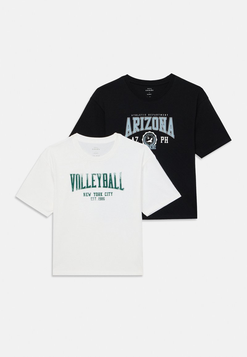 To t-skjorter: en hvit med grønn tekst "VOLLEYBALL NEW YORK CITY EST. 1986" og en svart med blå "ARIZONA" grafisk design.