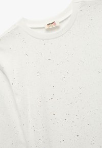 Witte katoenen t-shirt met een gespikkeld patroon en metallic glitteraccenten, ronde hals, korte mouwen en een label met de tekst "Katon Kids."