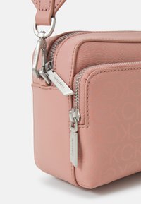 Calvin Klein MUST CAMERA BAG MONO - Olkalaukku - ash rose mono