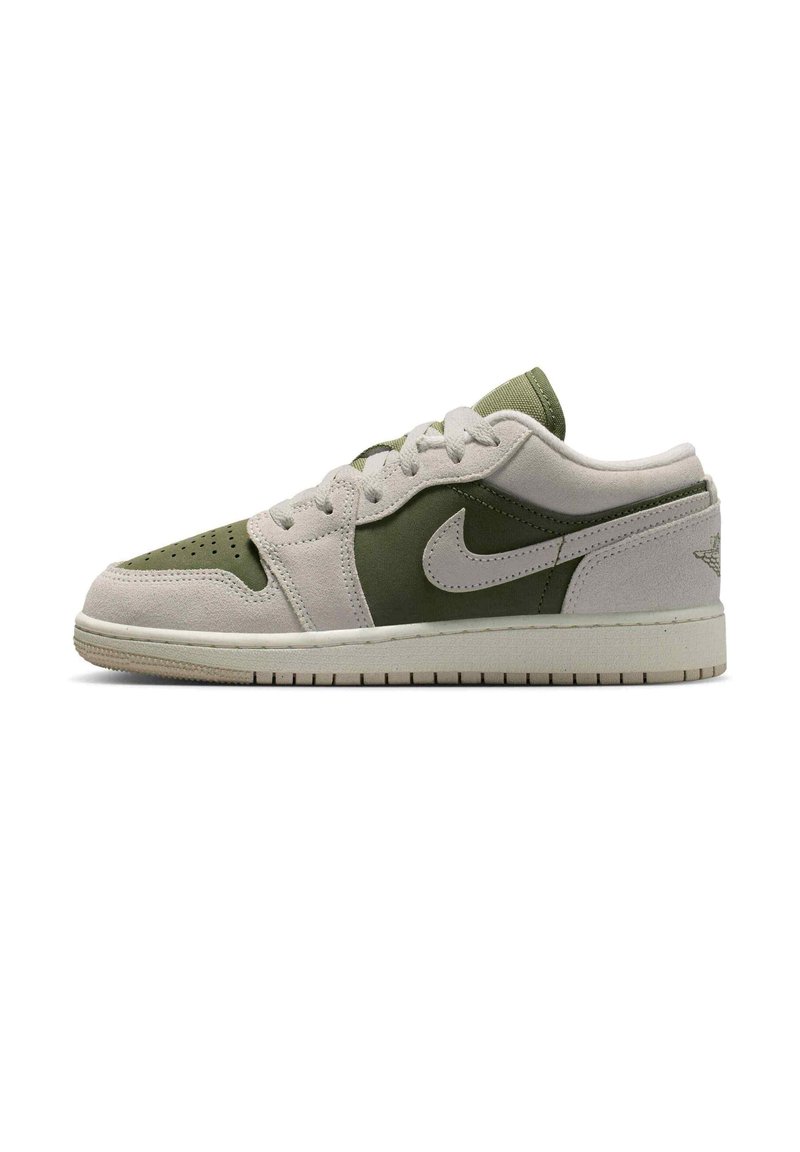 Buty sportowe Nike w jasnoszarym i oliwkowozielonym zamszu; niski fason z wiązaniem na sznurowadła, perforowany nosek i charakterystyczne logo po boku.